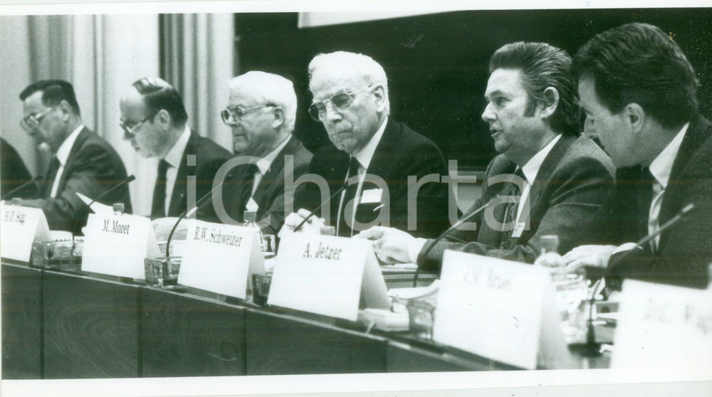 Fotografia d epoca originale 1987 ZURICH SVIZZERA Stato maggiore fabbrica SANDOZ dopo disastro Fotografia 1