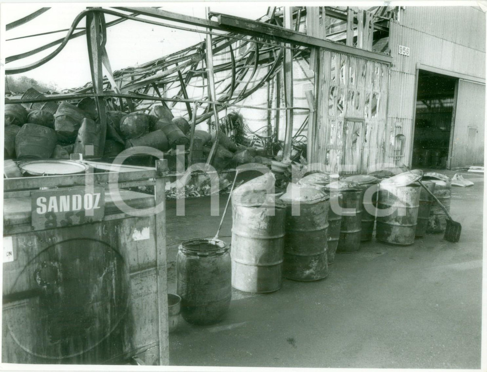 Fotografia d epoca originale 1986 SVIZZERA DISASTRO SANDOZ Rifiuti tossici dopo disastro chimico Fotografia 1