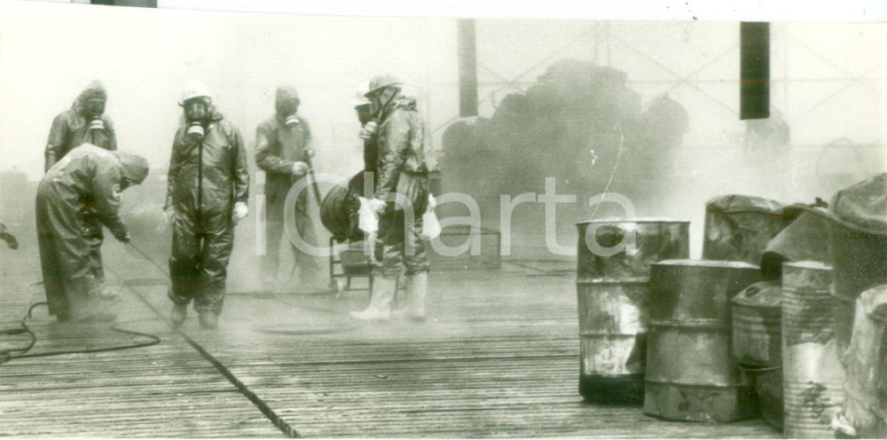 Fotografia d epoca originale 1986 SVIZZERA DISASTRO SANDOZ Decontaminazione dopo esplosione reattore Foto 1