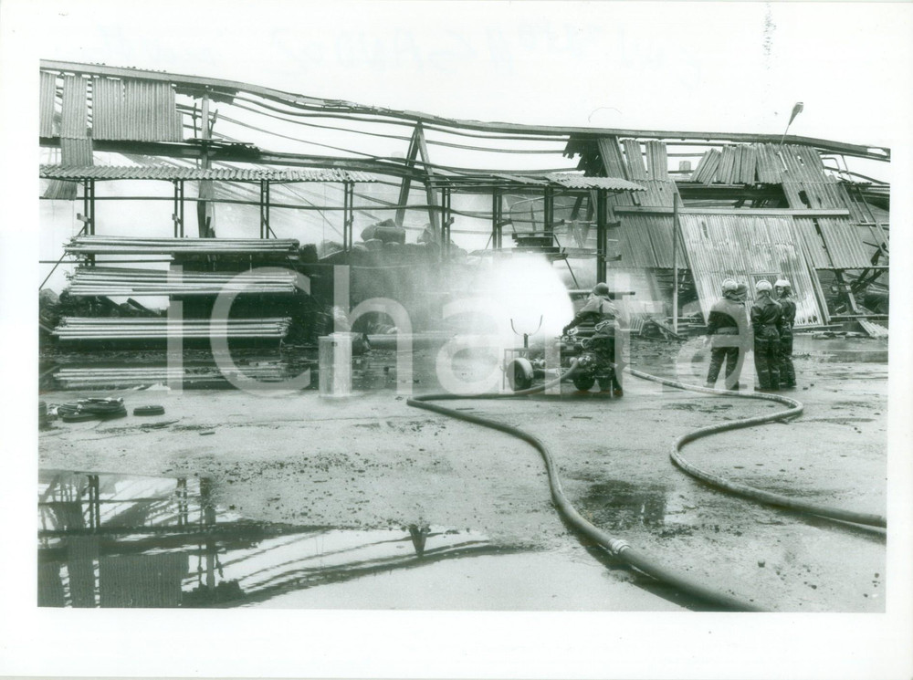 Fotografia d epoca originale 1986 SVIZZERA DISASTRO SANDOZ Decontaminazione macerie disastro chimico Foto 1