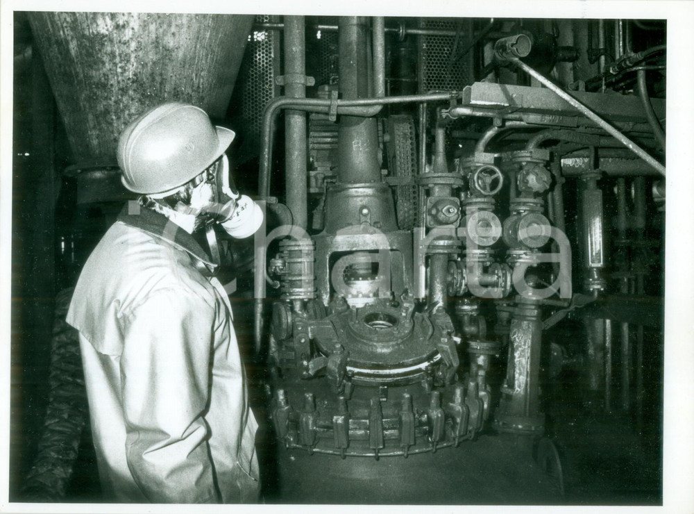 Fotografia d epoca originale 1987 HUNINGUE FRANCE Operai con maschera antigas controlla reattori Foto 1