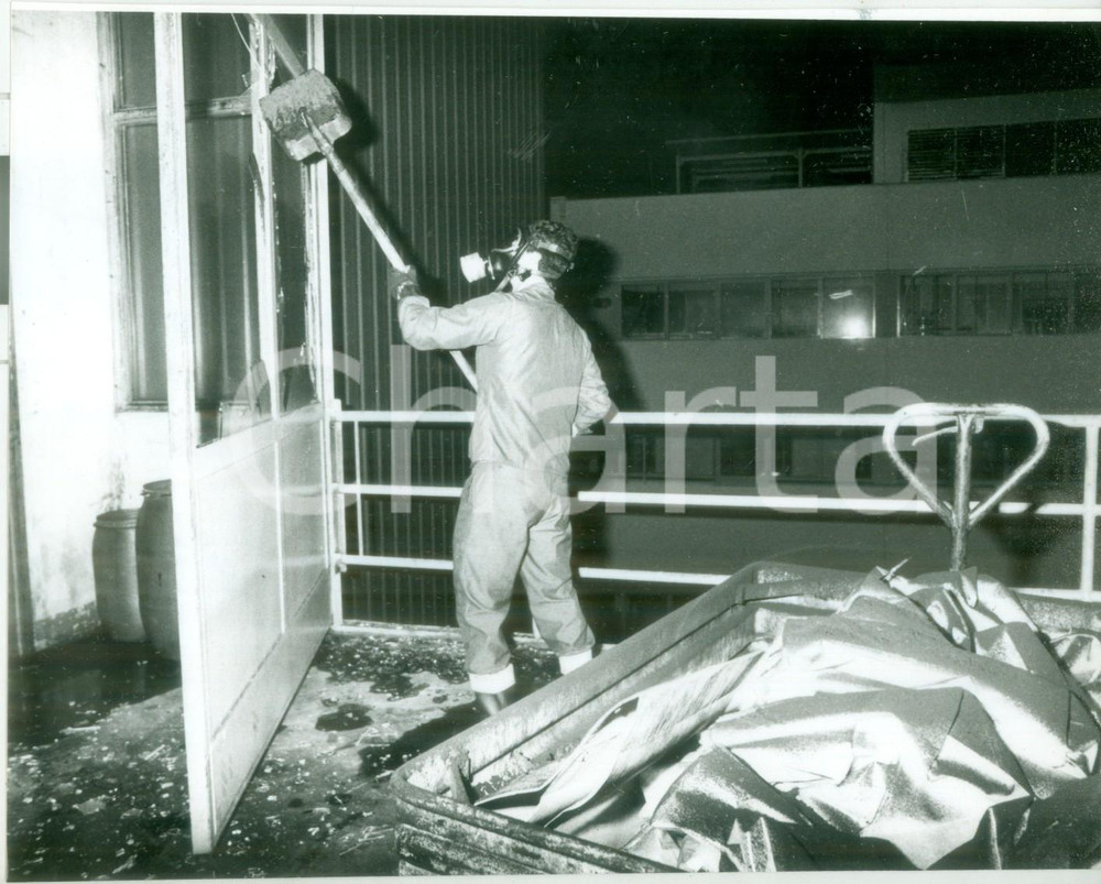Fotografia d epoca originale 1987 HUNINGUE F Operaio ripulisce macerie stabilimenti SANDOZ Fotografia 1
