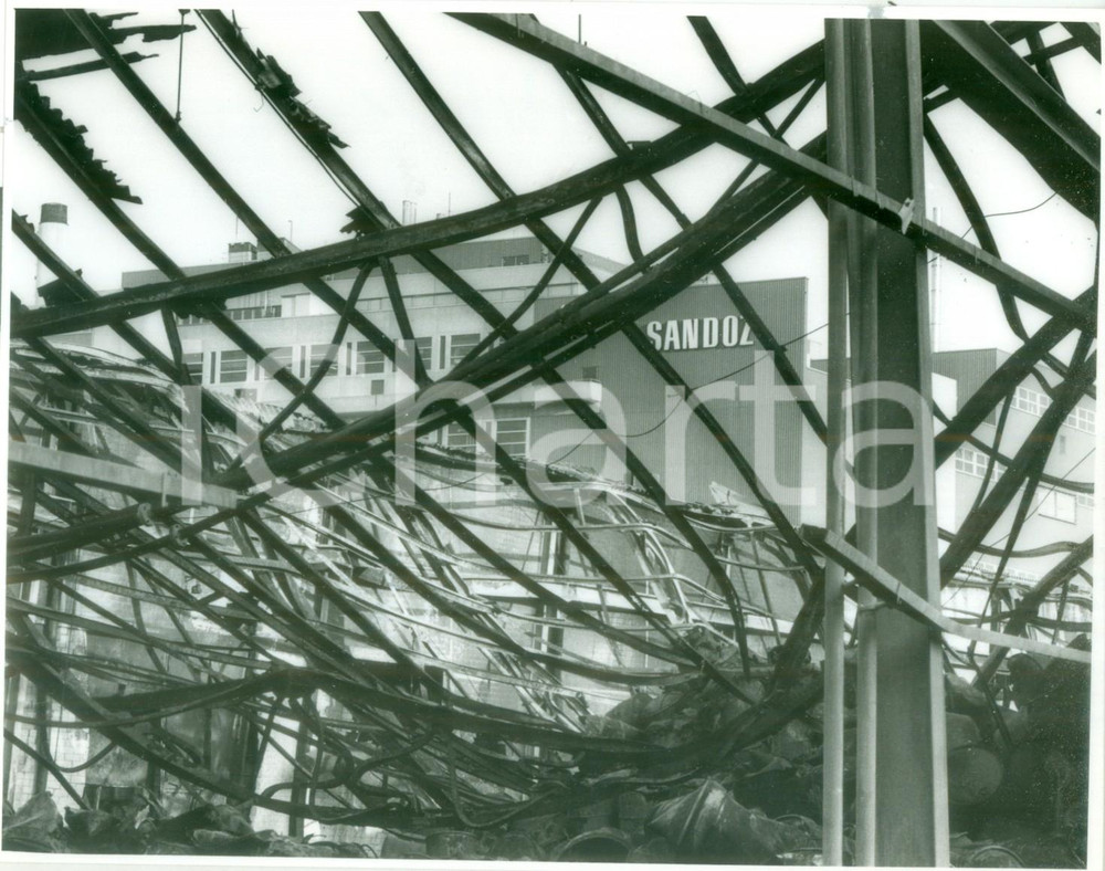 Fotografia d epoca originale 1986 SVIZZERA DISASTRO SANDOZ Impianti distrutti da esplosione reattore Foto 1