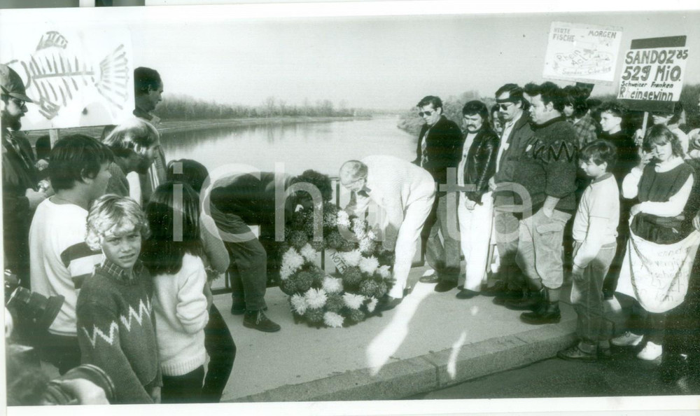 Fotografia d epoca originale 1986 SELESTAT F Lutto sul RENO per inquinamento chimico SANDOZ Fotografia 1