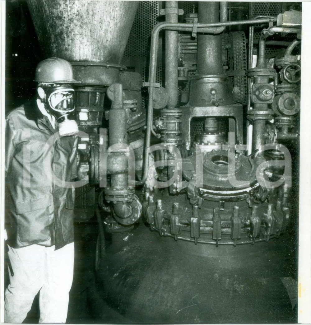 Fotografia d epoca originale 1987 HUNINGUE F Tecnico ispeziona reattore SANDOZ Fotografia 1