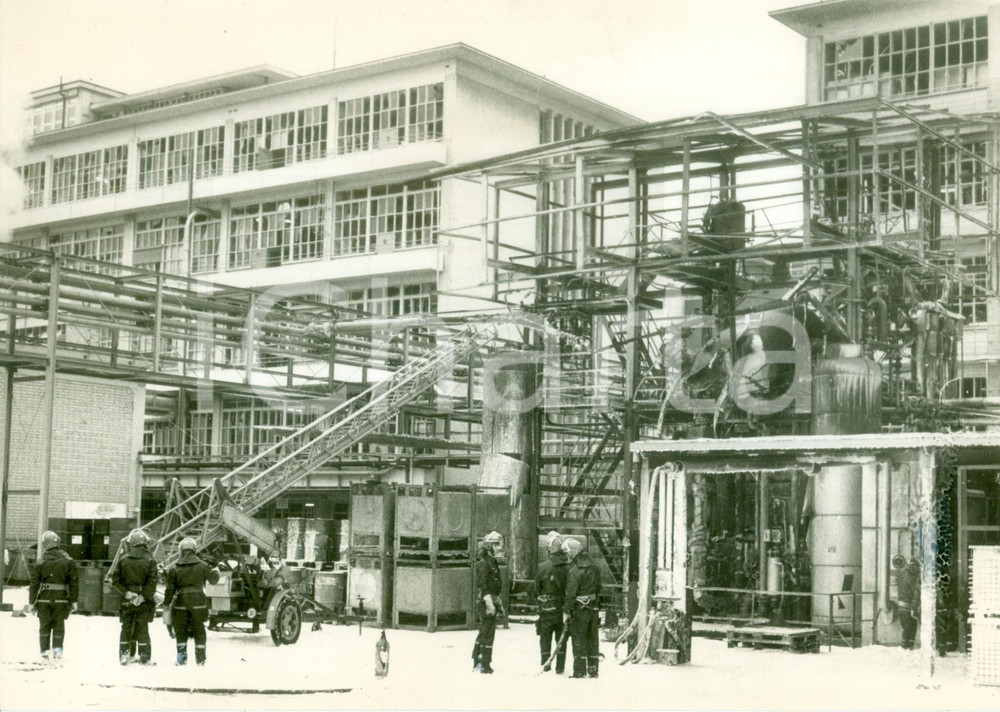 Fotografia d epoca originale 1987 SVIZZERA Tecnici intervengono alla fabbrica SANDOZ dopo disastro Fotografia 1