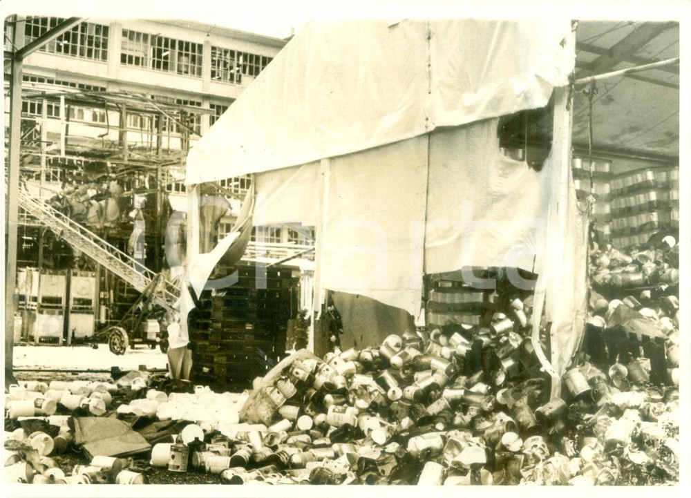 Fotografia d epoca originale 1987 SCHWEIZERHALLE Stoccaggio latte chimiche dopo esplosione SANDOZ Fotografia 1