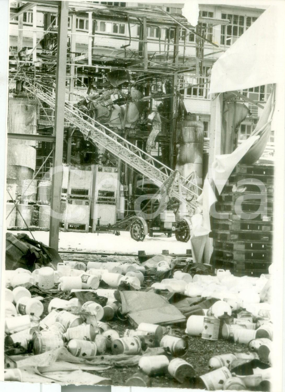 Fotografia d epoca originale 1986 BASEL SVIZZERA Macerie fabbrica SANDOZ dopo disastro chimico Fotografia 1