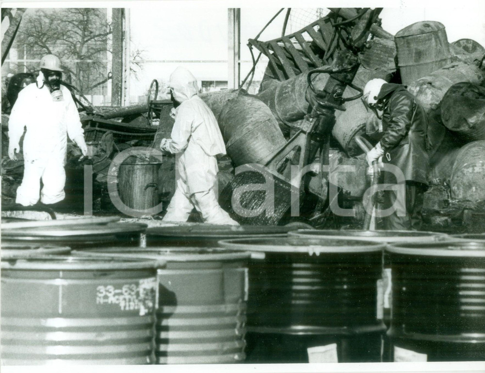 Fotografia d epoca originale 1986 SVIZZERA Tecnici ispezionano rifiuti tossici fabbrica SANDOZ Fotografia 1