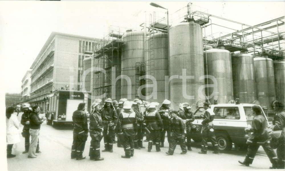 Fotografia d epoca originale 1987 SCHWEIZERHALLE Pompieri intervengono alla fabbrica SANDOZ Fotografia 1