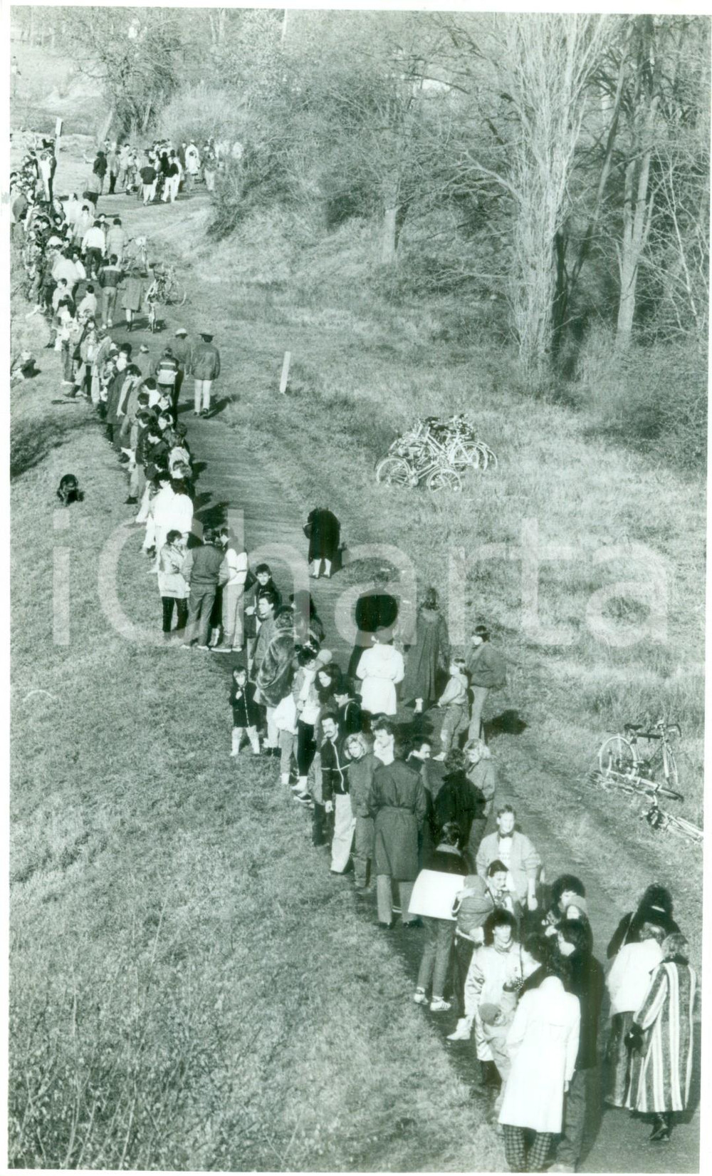 Fotografia d epoca originale 1986 AUGGEN GERMANIA Catena umana sul RENO contro disastro SANDOZ Fotografia 1