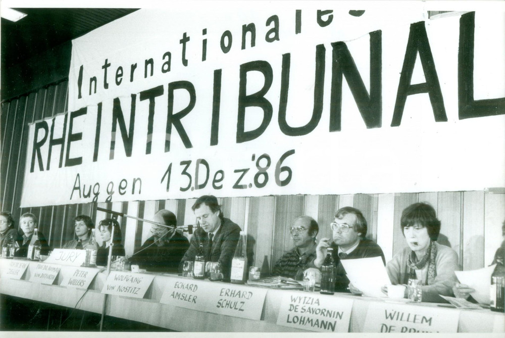 Fotografia d epoca originale 1986 AUGGEN GERMANIA Tribunale del RENO in seduta per disastro SANDOZ Foto 1