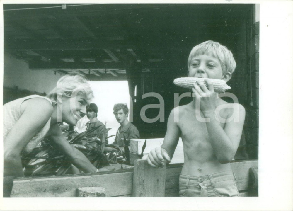 Fotografia d epoca originale 1986 COLMAR FRANCE Bambino mangia una pannocchia appena raccolta Fotografia 1