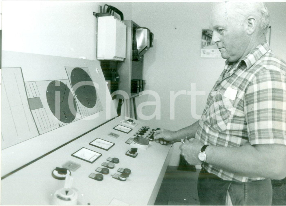 Fotografia d epoca originale 1992 OTTMARSHEIM FRANCE Controllo valori depositi sotterranei del mais Foto 1