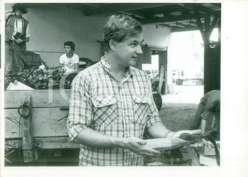 Fotografia d epoca originale 1990 ca ALSACE FRANCE Coltivatori mostrano pannocchie dopo il raccolto Foto 1