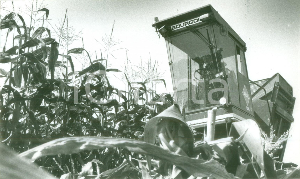 Fotografia d epoca originale 1991 ALSACE FRANCE Trattore BOURGOIN al lavoro nei campi di grano Fotografia 1