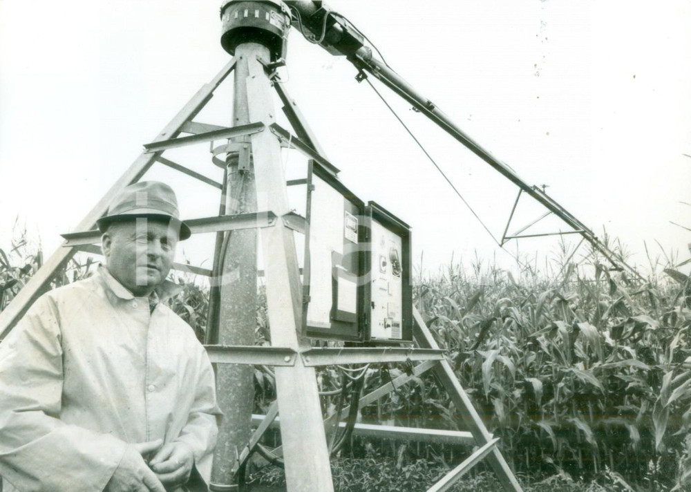 Fotografia d epoca originale 1990 ca ALSACE FRANCE Cltivatore agli impianti di irrigazione del mais Foto 1
