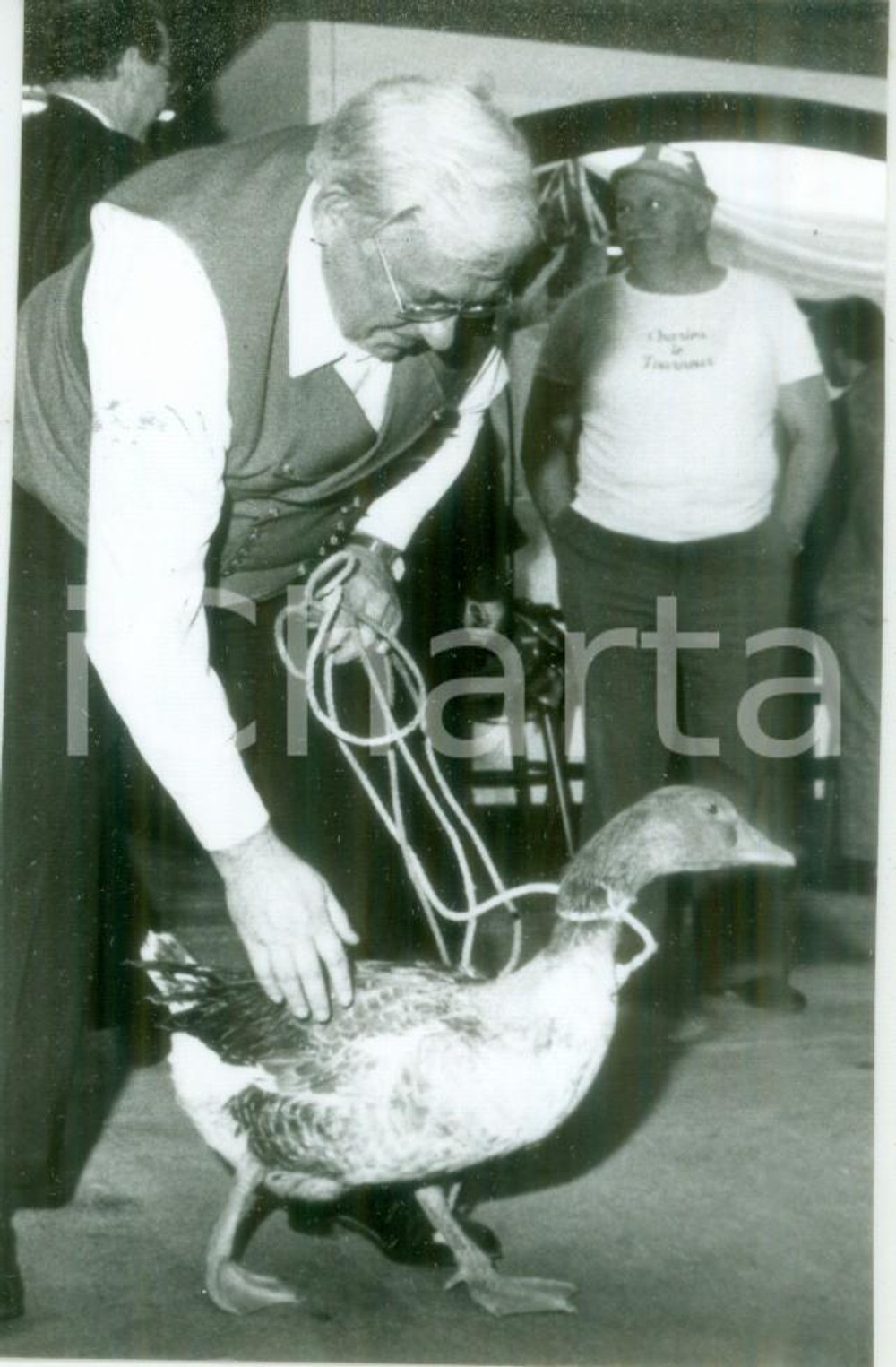 Fotografia d epoca originale 1988 MULHOUSE FRANCE Contadino con anatra JournÃ©es d Octobre Fotografia 1