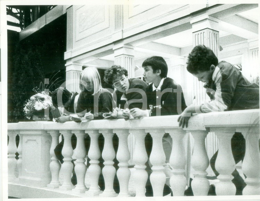Fotografia d epoca originale 1990 ca MULHOUSE F Studenti in visita alle JournÃ©es d Octobre Fotografia 1