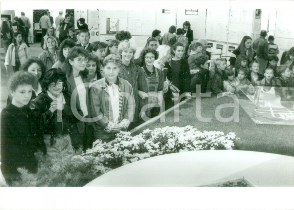 1990 MULHOUSE (F) Scolaresca visita mercatini alle Journées d'Octobre Fotografia