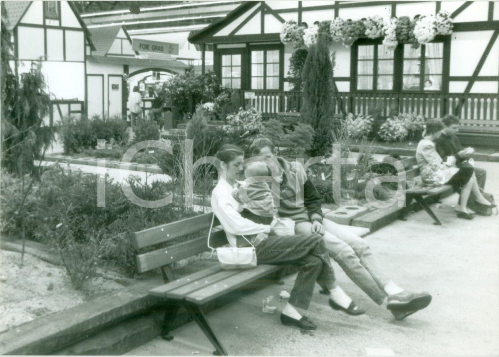 Fotografia d epoca originale 1990 ca MULHOUSE F Famiglie riposano alle JournÃ©es d Octobre Fotografia 1