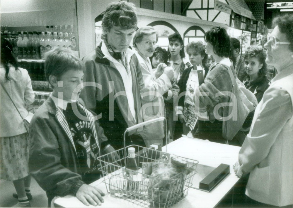 1990 ca MULHOUSE (F) Turisti al supermercato alle Journées d'Octobre *Fotografia