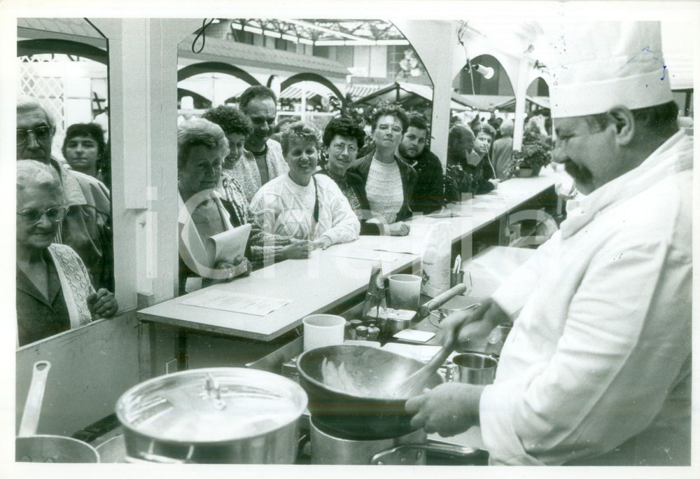Fotografia d epoca originale 1990 ca MULHOUSE F Cuoco ai fornelli alle JournÃ©es d Octobre Fotografia 1