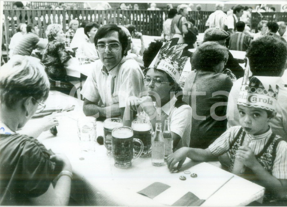 1990 ca MULHOUSE (F) Bambini a mensa con cappello CAROLA Journées d'Octobre Foto