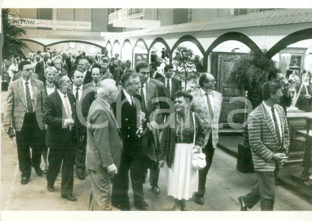 Fotografia d epoca originale 1990 ca MULHOUSE F Turisti e autoritÃ  visitano le JournÃ©es d Octobre Foto 1