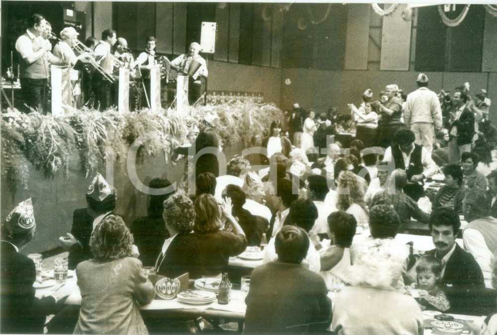 Fotografia d epoca originale 1990 ca MULHOUSE F Orchestra alla cena delle JournÃ©es d Octobre Fotografia 1