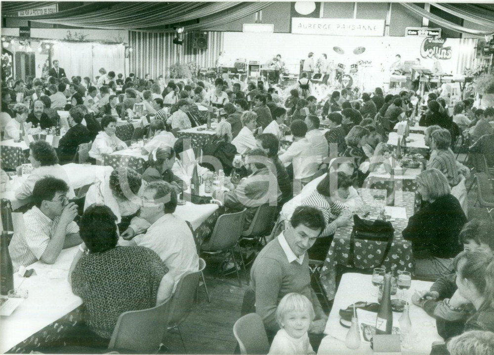 Fotografia d epoca originale 1990 ca MULHOUSE F Famiglie a cena con orchestra alle JournÃ©es d Octobre Foto 1
