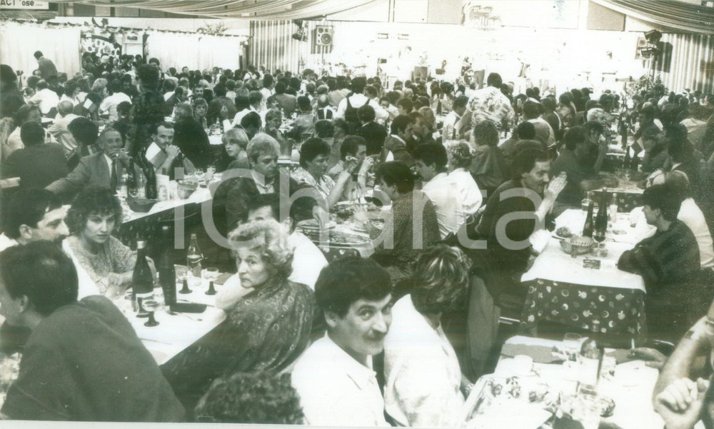 Fotografia d epoca originale 1990 ca MULHOUSE F Tutti a tavola alle JournÃ©es d Octobre Fotografia 1