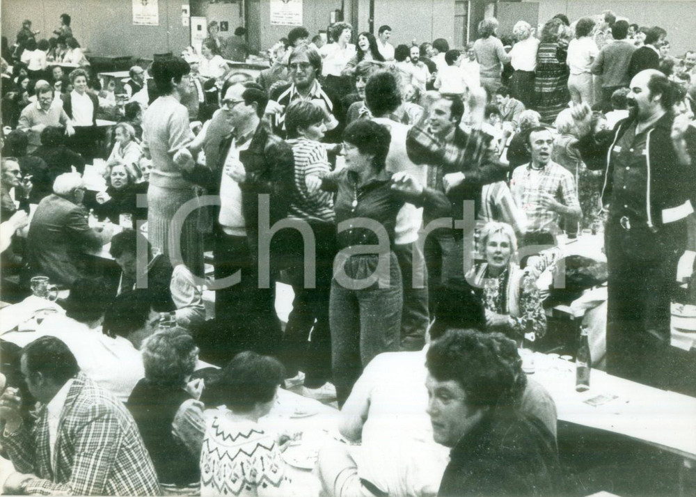 Fotografia d epoca originale 1982 MULHOUSE F Canti di gruppo alle JournÃ©es d Octobre Fotografia 1