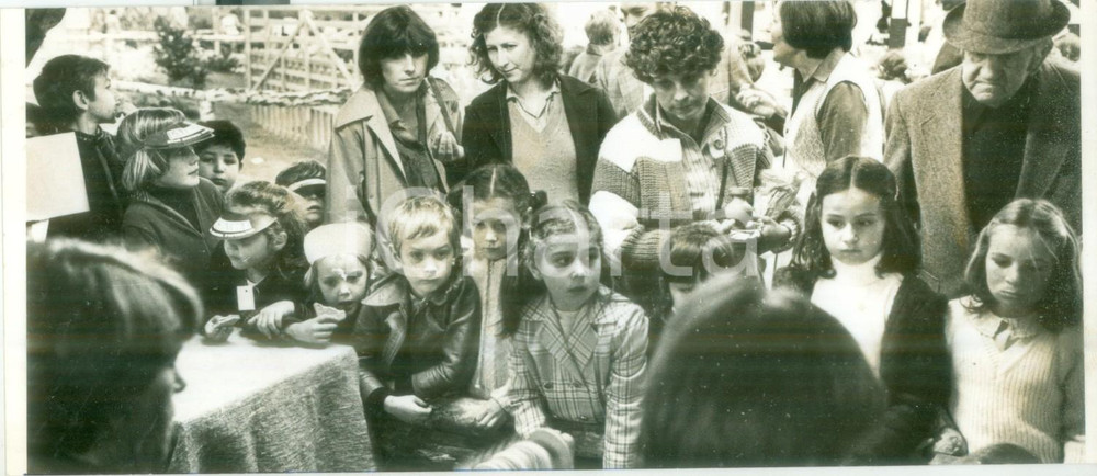 Fotografia d epoca originale 1979 MULHOUSE F Mamme e bambini ai mercatini delle JournÃ©es d Octobre Foto 1