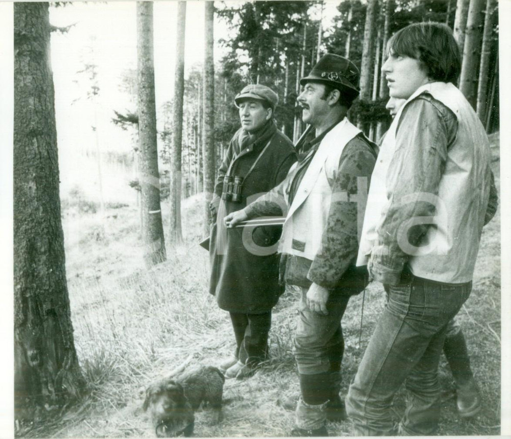 Fotografia d epoca originale 1988 COLMAR FRANCE Gruppo di cacciatori con cagnolino Fotografia 1