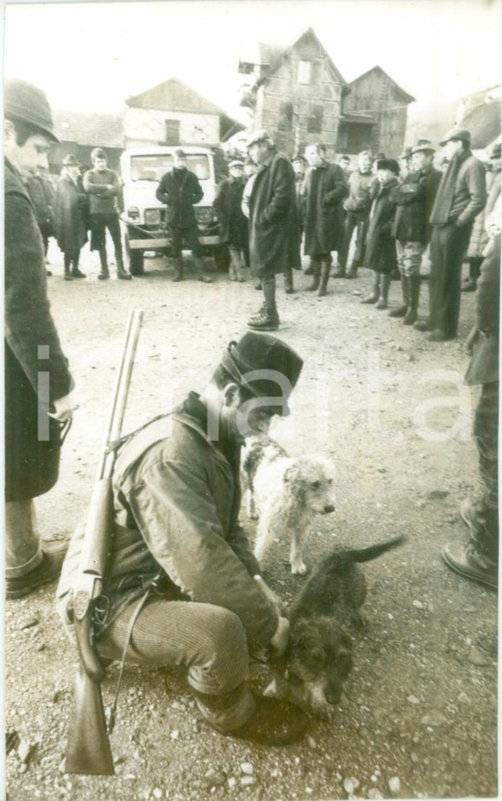 Fotografia d epoca originale 1988 COLMAR FRANCE cacciatore con cagnolini Fotografia 1