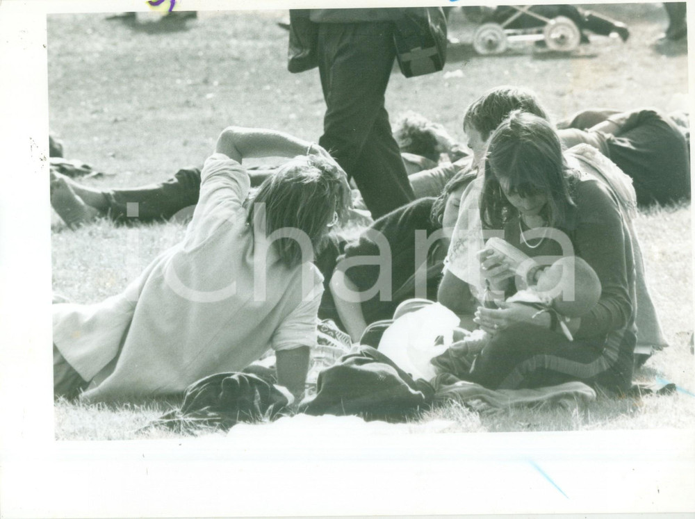 Fotografia d epoca originale 1990 ca GERMANIA Mamme allattano i bambini al parco Fotografia 1