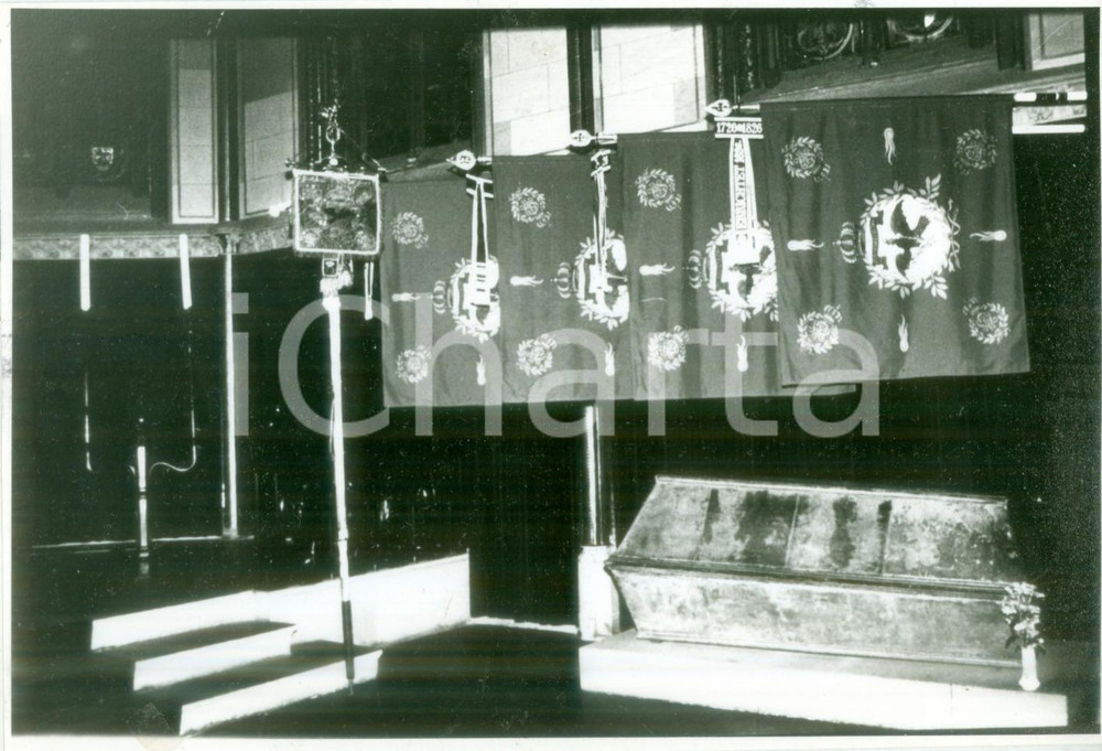 Fotografia d epoca originale 1990 ca HECHINGEN GERMANIA Insegne e stendardi di EITEL Federico II Fotografia 1