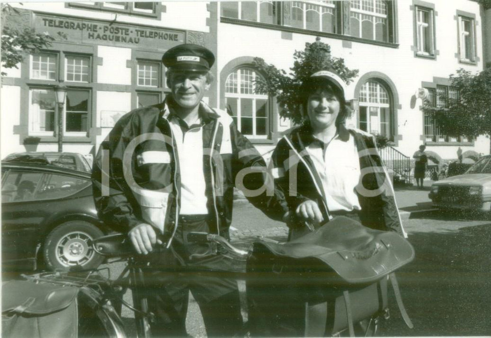 Fotografia d epoca originale 1988 HAGUENAU FRANCE Postini in bicicletta all ufficio postale Fotografia 1