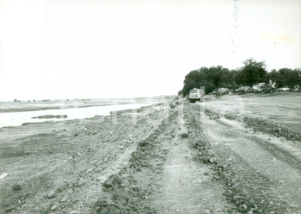Fotografia d epoca originale 1980 ca CHAD Camionetta in transito su riva del fiume  Fotografia 1