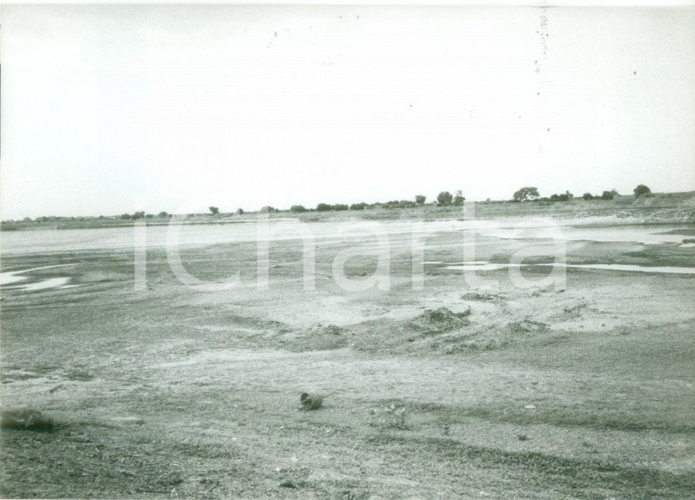 Fotografia d epoca originale 1980 ca CHAD Panorama delle rive del fiume con rifiuti Fotografia 1