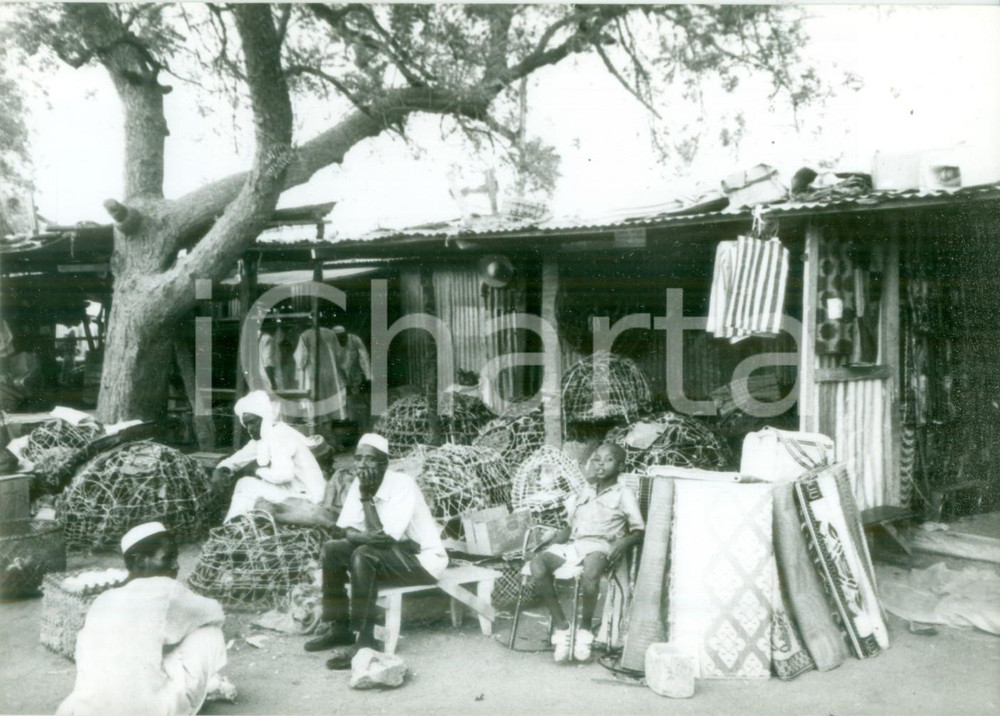 Fotografia d epoca originale 1980 ca CHAD Fabbricanti di cesti di vimini fuori dalle baracche Fotografia 1