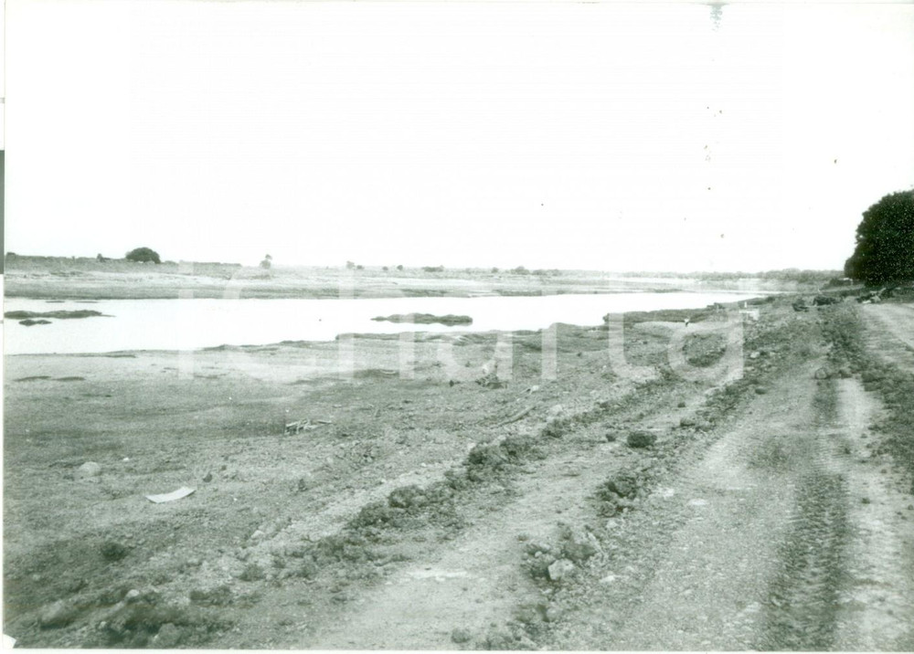 Fotografia d epoca originale 1980 ca CHAD Tracce di camionette sulle rive del fiume Fotografia 1