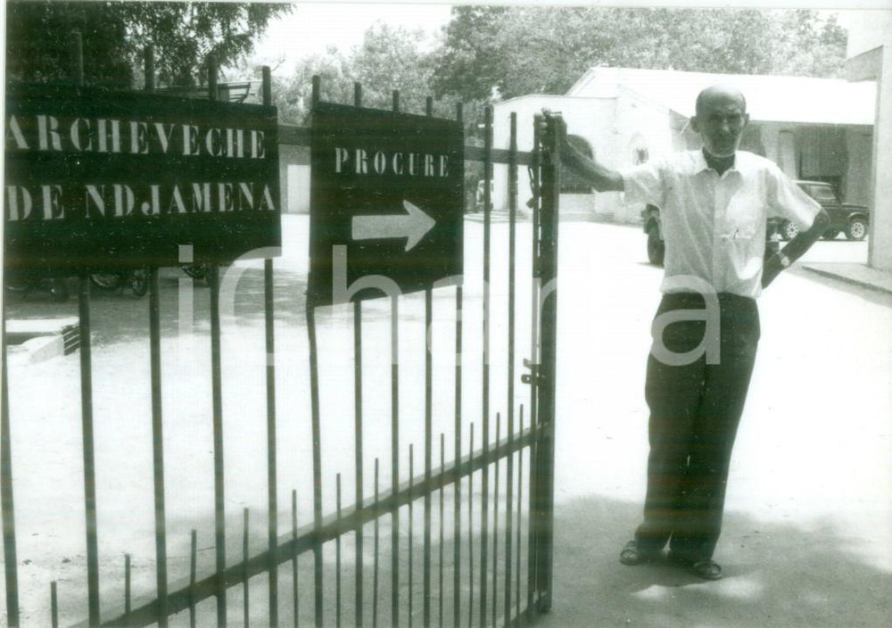 Fotografia d epoca originale 1980 ca N DJAMENA CHAD Padre VERNET all ingresso dell Arcivescovado Fotografia 1