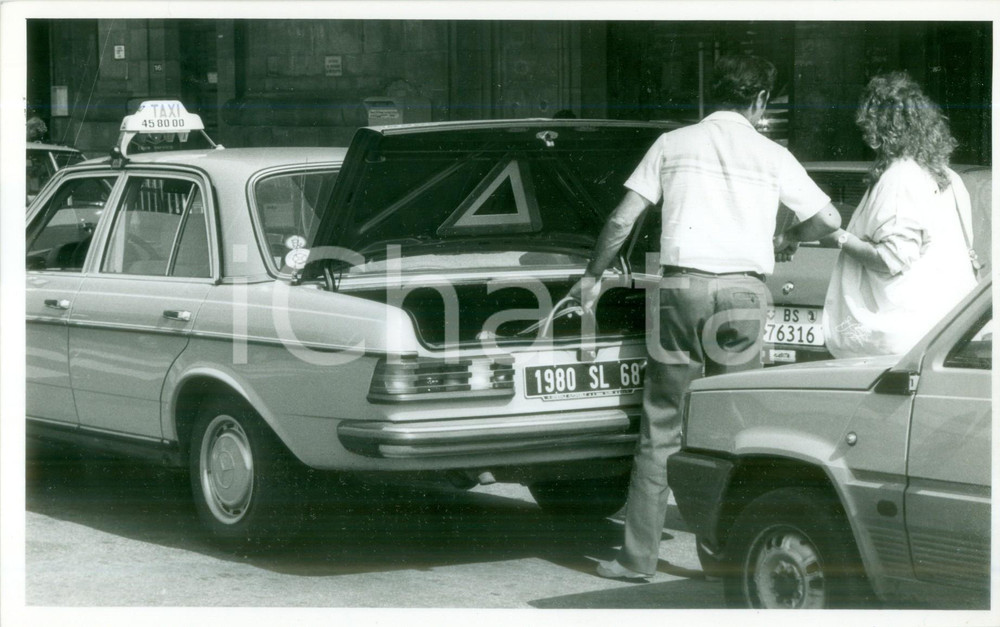 Fotografia d epoca originale 1986 FRANCE Taxista carica bagagli di una cliente sul taxi Fotografia 1