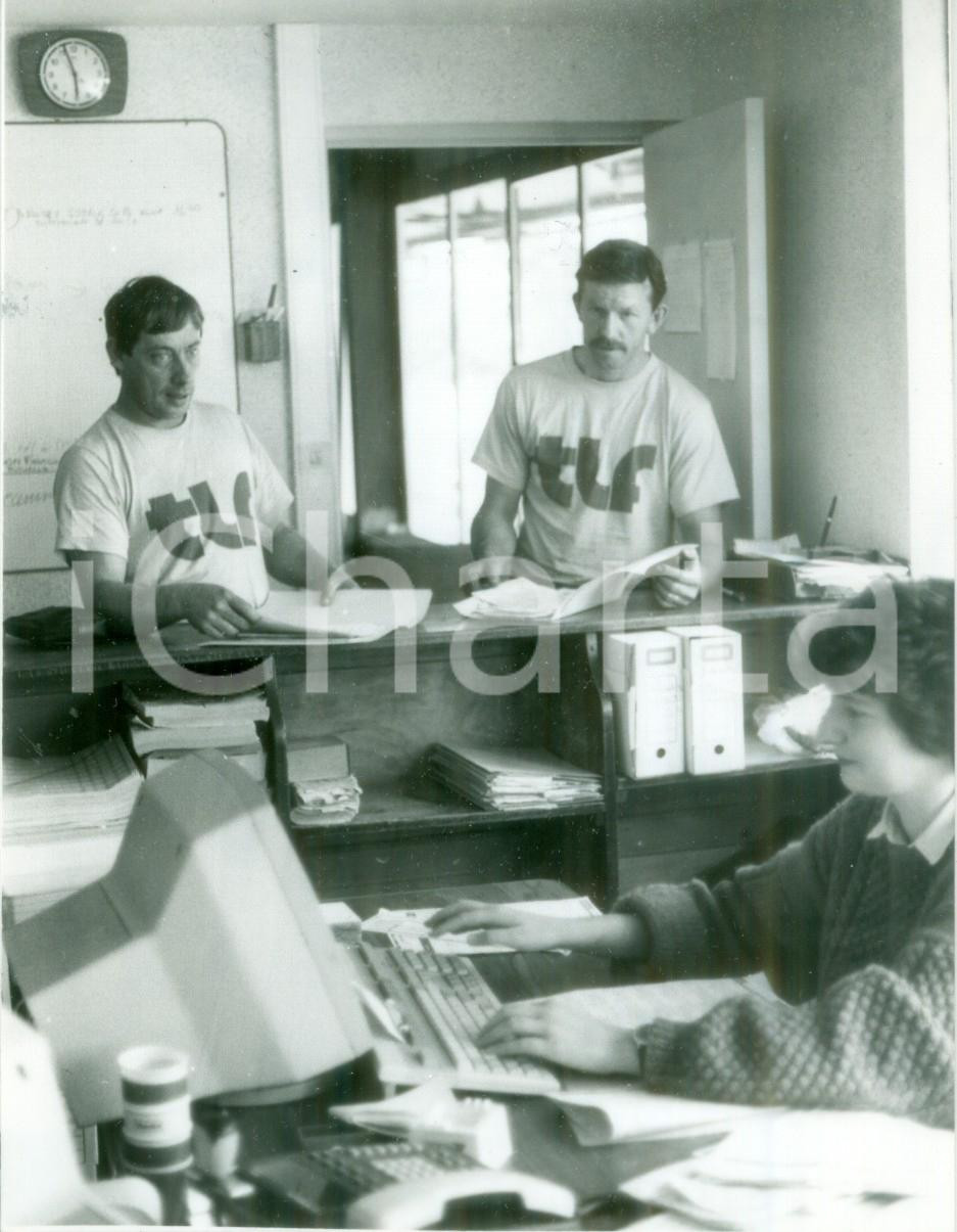 Fotografia d epoca originale 1990 FRANCE Corrieri negli uffici del servizio trasporti TLF Fotografia 1