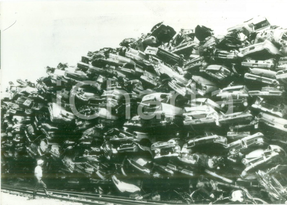 Fotografia d epoca originale 1991 FRANCE Operaio al deposito delle automobili demolite Fotografia 1