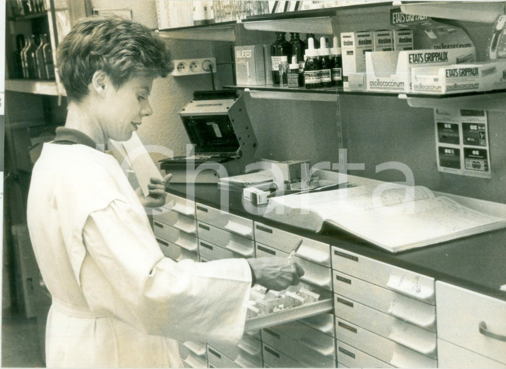 Fotografia d epoca originale 1988 FRANCE Farmacista al lavoro in una farmacia tradizionale Fotografia 1