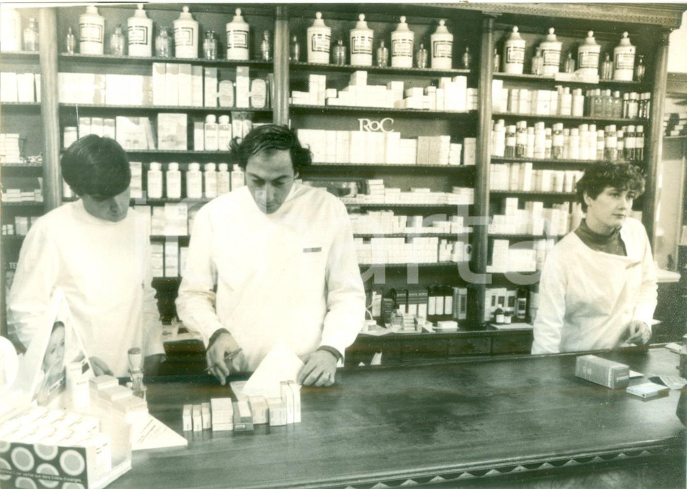 Fotografia d epoca originale 1984 FRANCE Studenti di farmacia al lavoro al bancone Fotografia 1