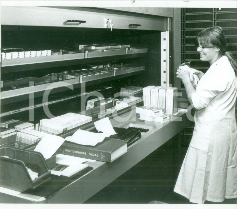 Fotografia d epoca originale 1987 FRANCE Farmacista riordina i medicinali con Dictionnaire VIDAL Fotografia 1